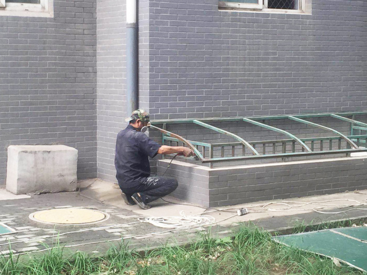同时,卓正集团针对小区门口的隔离,单元门口采光井阳光板进行修复