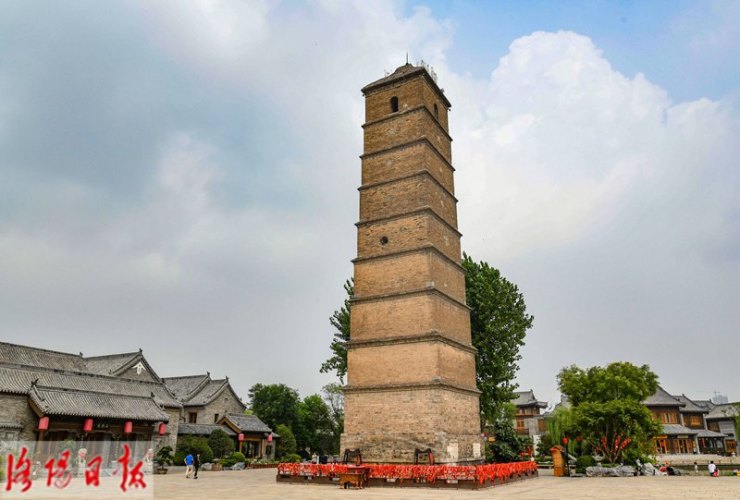 洛阳一座塔历经千年 重建后塔身有弹孔 周边成城市繁华区