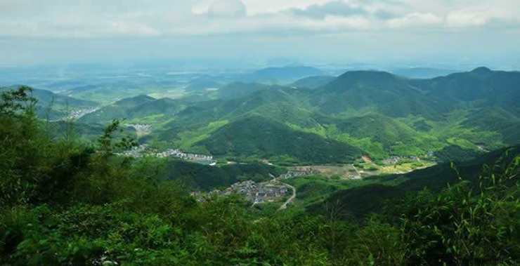 弁山被称为湖州的主山,它的主峰名云峰顶,海拔521.