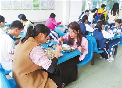 师生在饭堂里一起用餐.本报记者 张洲 摄