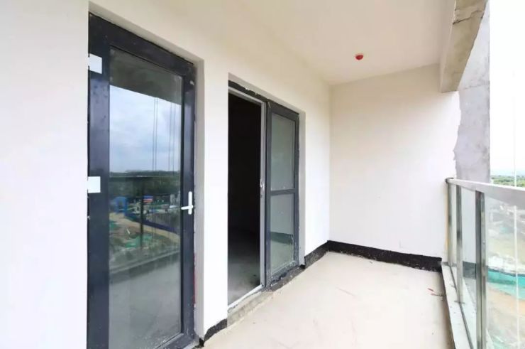 入户门,阳台护栏已安装完毕