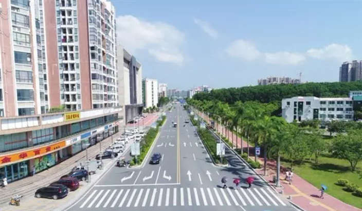 升级改造后的东源县城行政大道