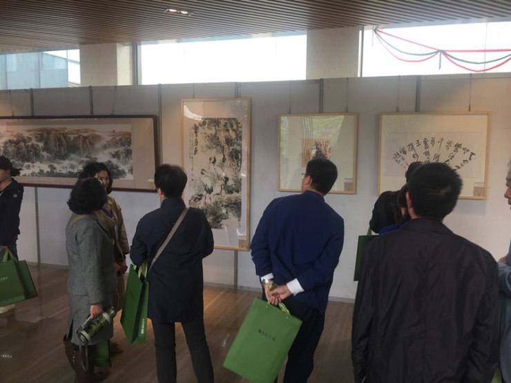 潘建业,王作忠书画小品展吸引众多市民观赏