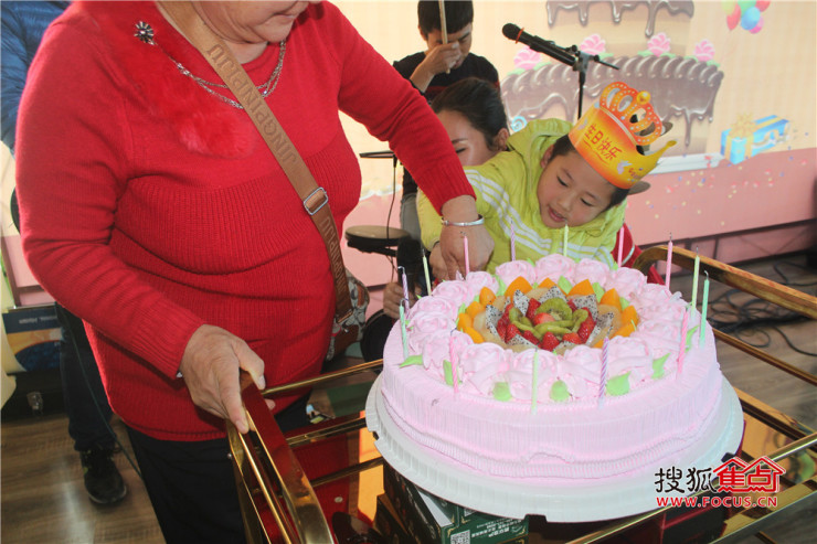 生日蛋糕是本次生日会的一大亮点,按照现场主持人的指引,大家共同许愿