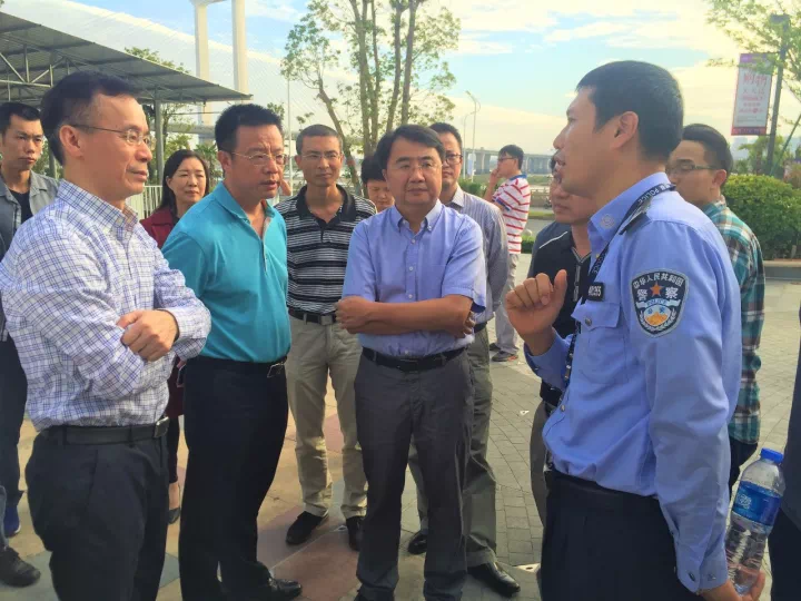 丰泽区区委副书记蔡龙群携相关政府部门领导莅临视察东海泰禾广场