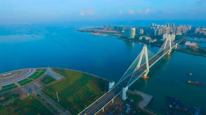 我们登上世纪大桥,横跨大江大海俯瞰海岛的万般迷人风景