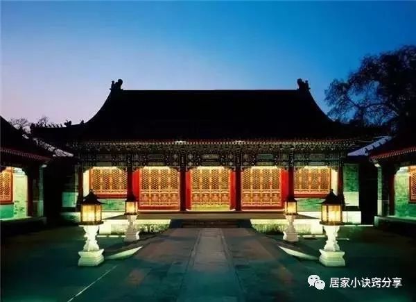 恭王府里有个建筑叫做锡晋堂,这个屋子装修,和珅完全采用金丝楠木