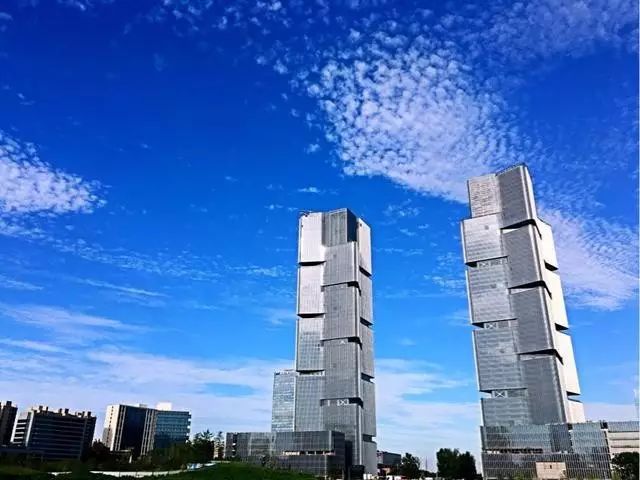 郑州高铁区绿地中心双子塔随着东站的建成通车,郑州写字楼又开始进入