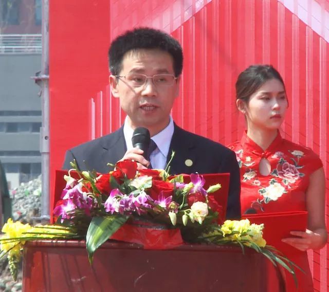 上午9:40 在岳阳林纸股份有限公司总经理刘雨露先生的主持下奠基仪式