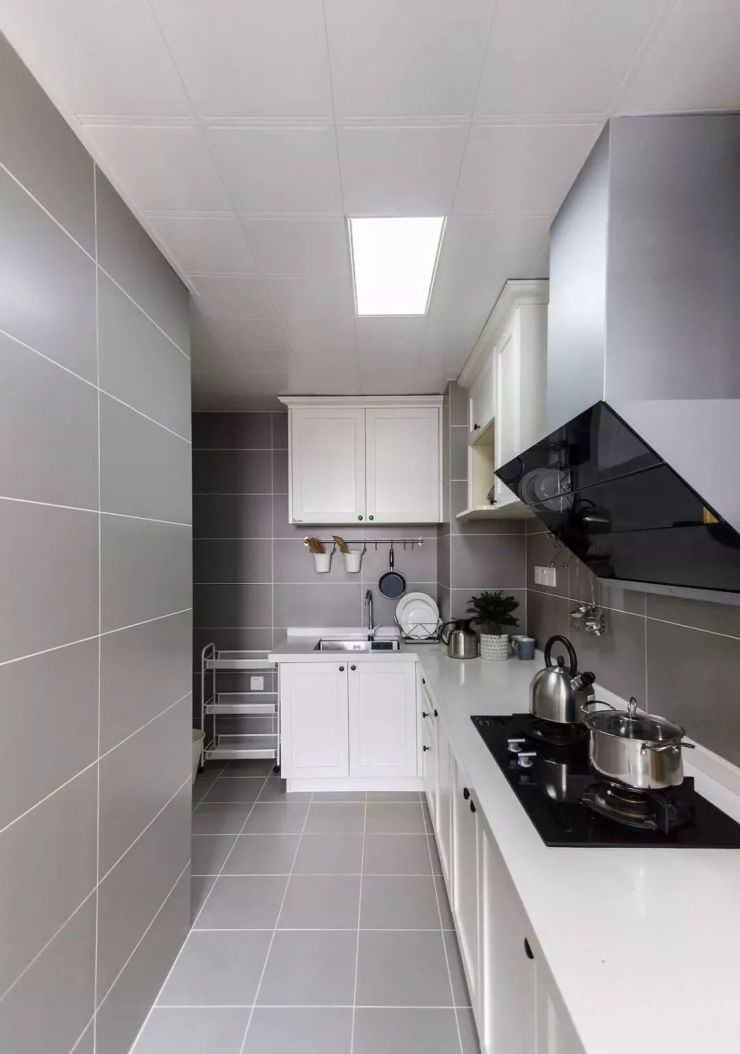 厨房空间不大,但黑白灰色调的搭配,空间显得特别的干净利落.