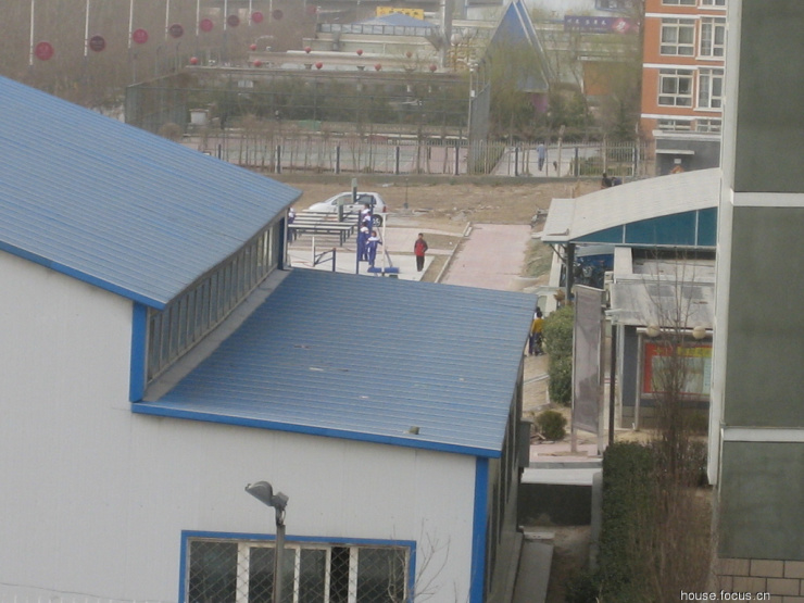 图片:李桥中心小学在小区烧垃圾,破坏环境!