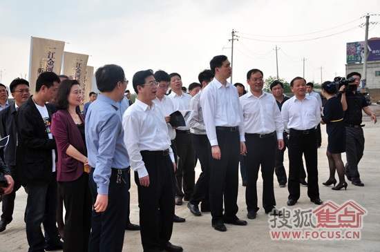 市领导视察金河湾 市领导视察金河湾