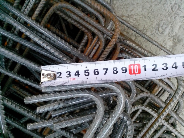 实测的钢筋弯钩尺寸看完钢筋之后,环顾了一下四周,发现10号楼的密目网