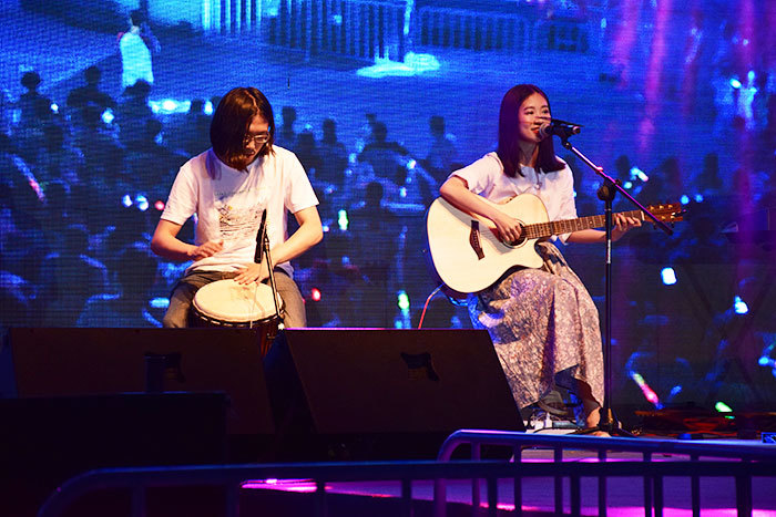 何璟昕雙吉他樂隊演唱曲目《我願意》,《喜歡你》,《千山萬水總是情》