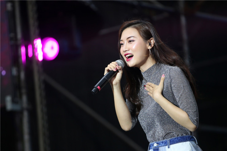 金志文曾惜现身黄山北大门首届芙蓉谷音乐节抖起来