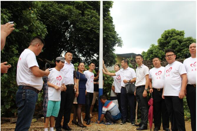 员工以及数十位爱心人士一同前往崇左市江州区驮卢镇岑豆村渠并新屯