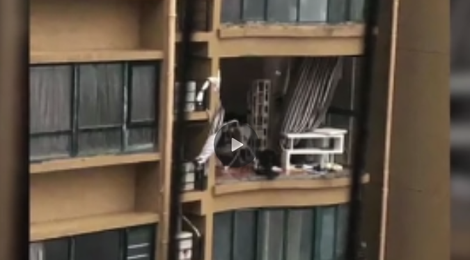 浙江玉环通报女子关窗被台风吹落坠亡:住户自行改造阳台
