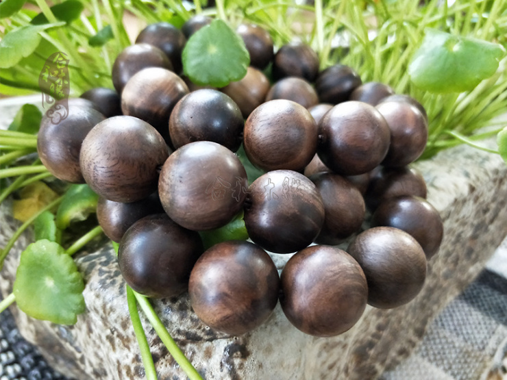 为什么那么多人选择黑胡桃家具看看黑胡桃手串就知道了