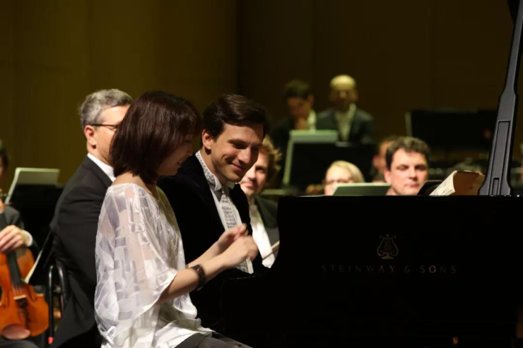 钢琴家黄慈与指挥四手联弹