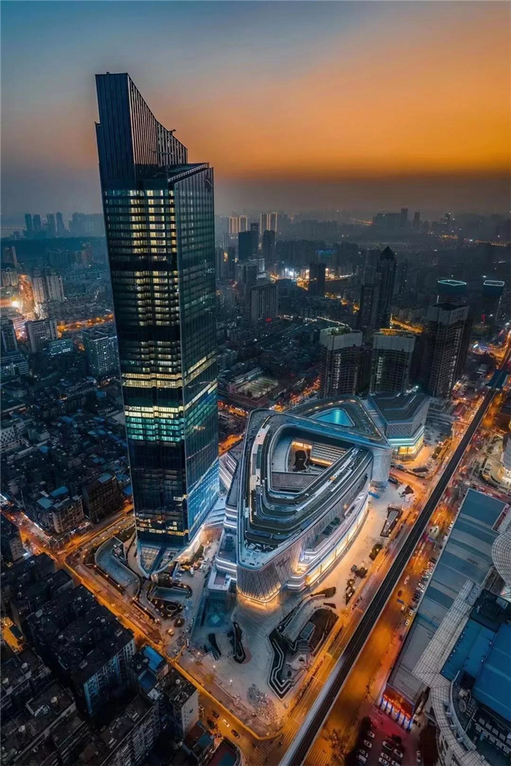 恒隆地产素来讲求内外兼修,高级建筑设计可见恒隆之新.