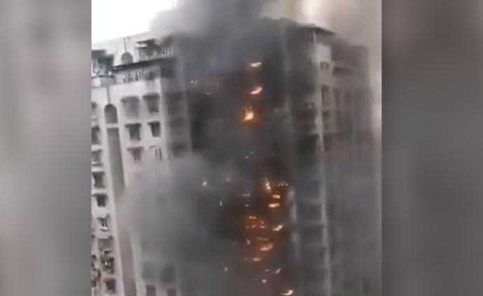 重庆高楼着火:租客经房东提醒逃出 消防员锯路桩救人