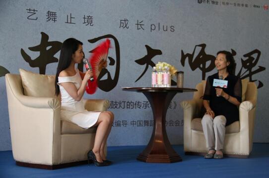 点,活动正式开始,此次活动的主持人是安徽广播电视台的美女主持宋博雅