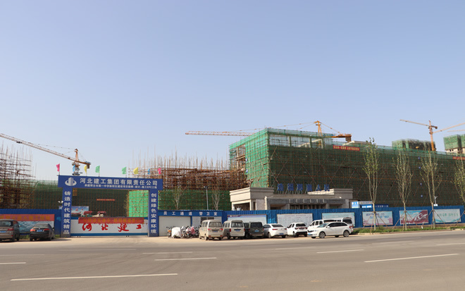 学校位于滨江路与七里河交口东南角,北靠七里河,东侧紧邻祥和城小区