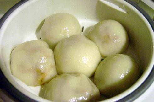 制成的蒸笼里蒸熟,中间还要一层一层不断撒粉,最后做成高厚圆的崇明糕