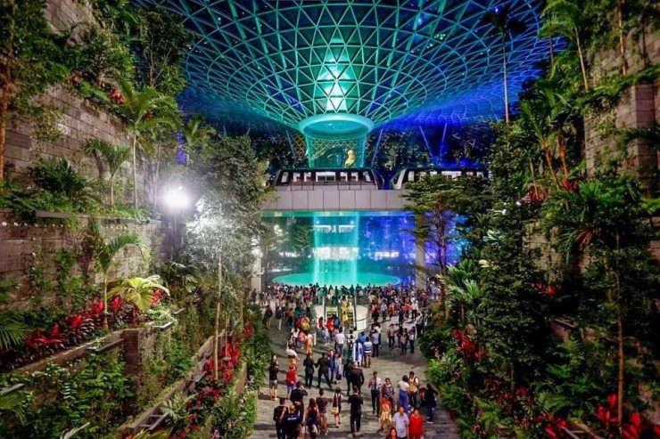 酷似以40米绚丽壮美的雨漩涡惊艳世人的新加坡樟宜机场4号楼--"星耀