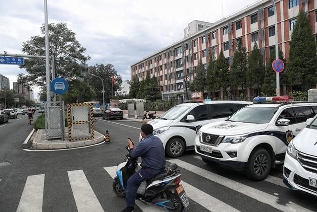 中科院大学奥运村校区封闭,人员排队测核酸