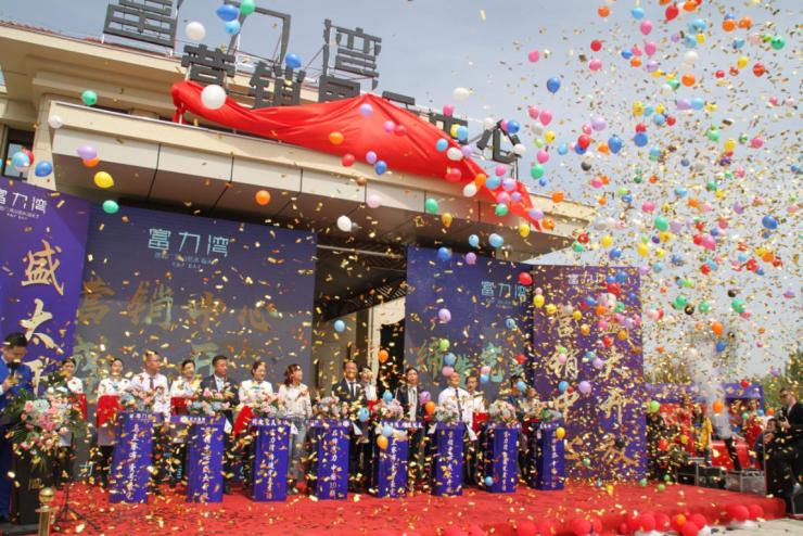 上午10时,礼炮齐鸣,彩烟缭绕,气球缤纷,现场一片热闹非凡,数百名客户