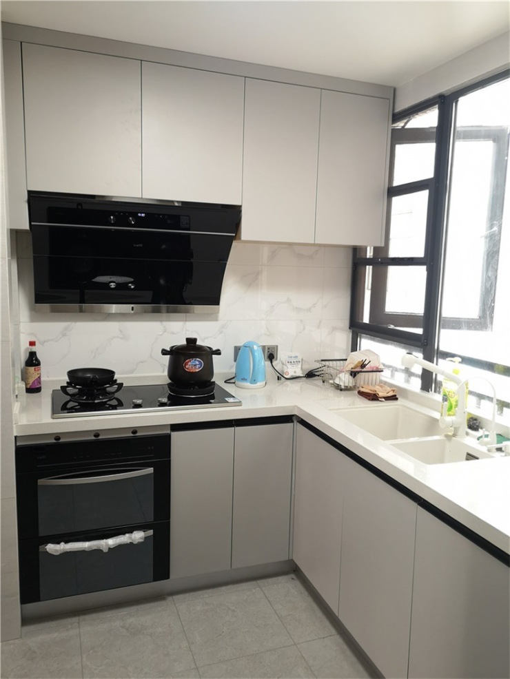 橱柜定做设计现在都流行用吊柜把油烟机包起来