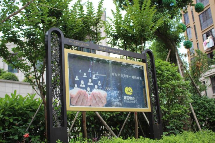 入口的水景,廊架,植被,雕塑等每一处都是一道美丽的风景.