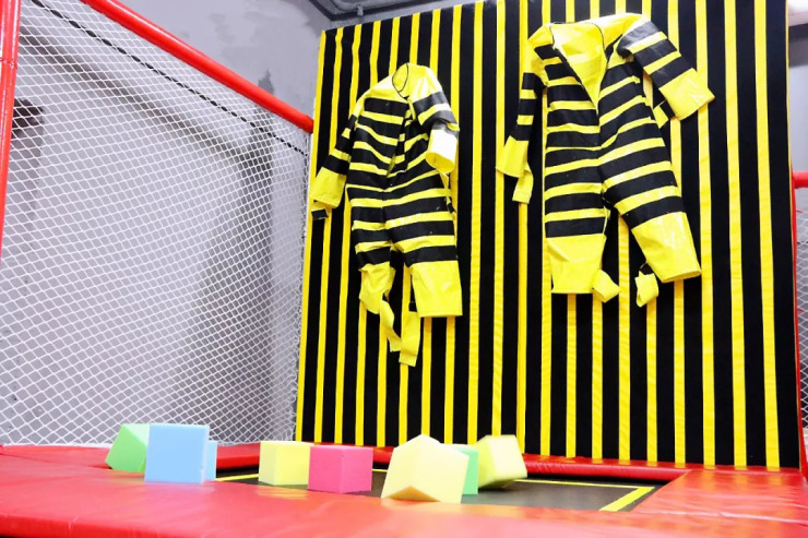 抖音点赞破百万的花式蹦床,粘粘墙,吸引了超多小伙伴,蹦来蹦去一天