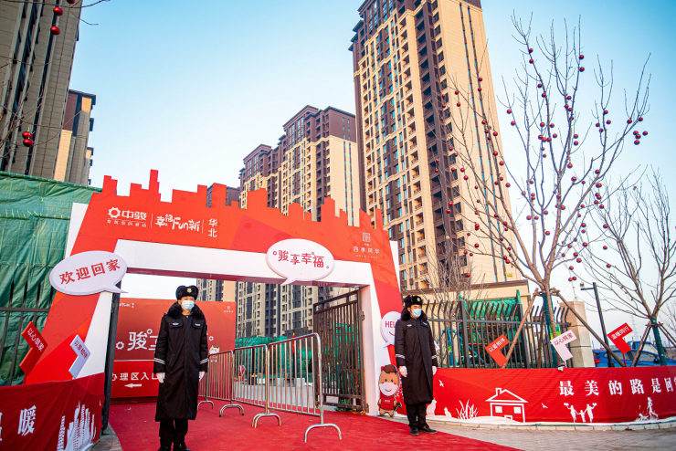 红红火火的迎接门头,喜气洋洋的灯笼挂饰,铺满花艺的归家路途,还有