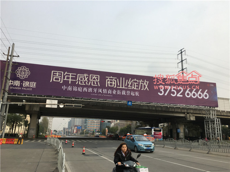 从在南桥新城的户外广告中也可一撇目前在售项目.
