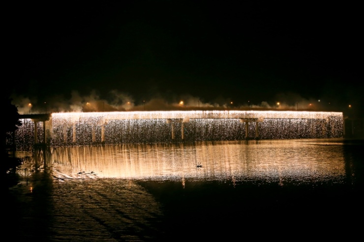 政府倾力主办的2016年元宵烟花晚会,在珠江边黄岐大桥两岸热闹举行,在