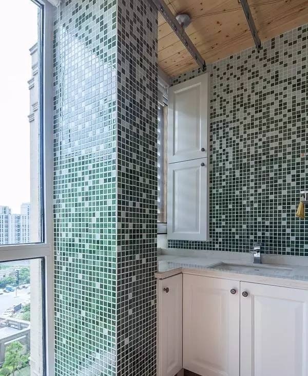 渐变的马赛克包裹柱子