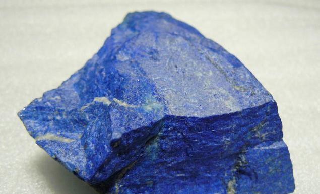 或半透明的蓝色,蓝紫色或蓝绿色的半宝石,主要由天蓝石和方解石组成