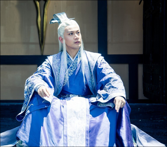 他威严而又包容,就像这黑白的大床一样,给百里屠苏和陵越一个可以依靠