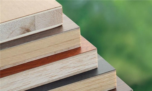 干燥,拌以胶料,硬化剂,防水剂,在一定的温度下压制而成的一种人造板材