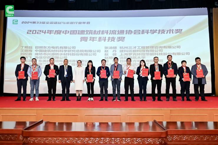 北京：“致敬先烈仰望崇高”少先队员为英烈站岗活动举办