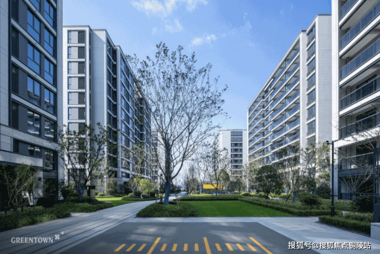 将矗立起一座流光溢彩的美学坐标,与绿城华生·武汉桂语朝阳遥相呼应