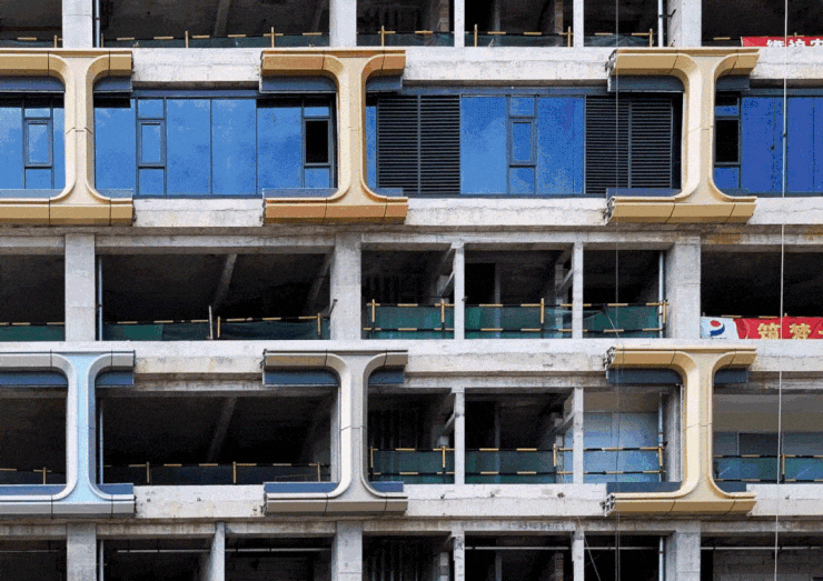 现场实体挂样△ 立面施工中的钱潮湾立面玻璃为