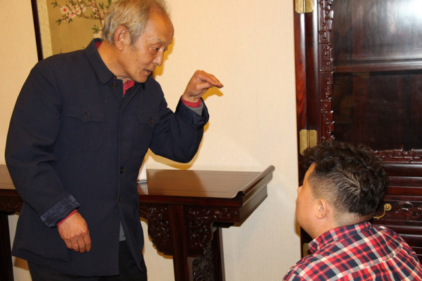 故宫修复专家王秀林参观宝德风红木家具展厅