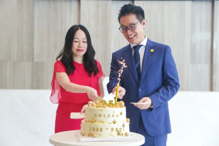 海太欧林集团董事长 叶永珍,执行总裁李宁共切生日