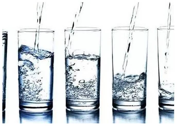 每天喝3升水身体会发生什么变化? 这两位