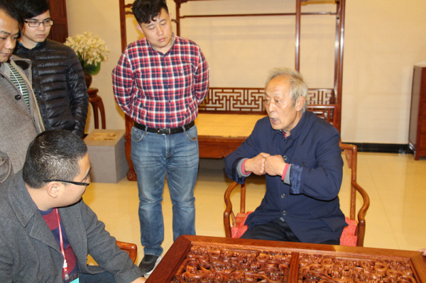 故宫修复专家王秀林参观宝德风红木家具展厅