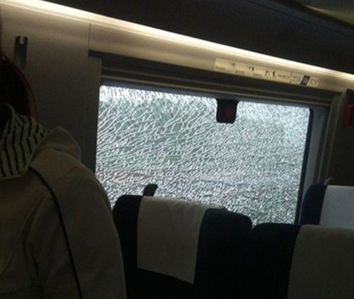 g621次高铁列车车窗玻璃外层爆裂