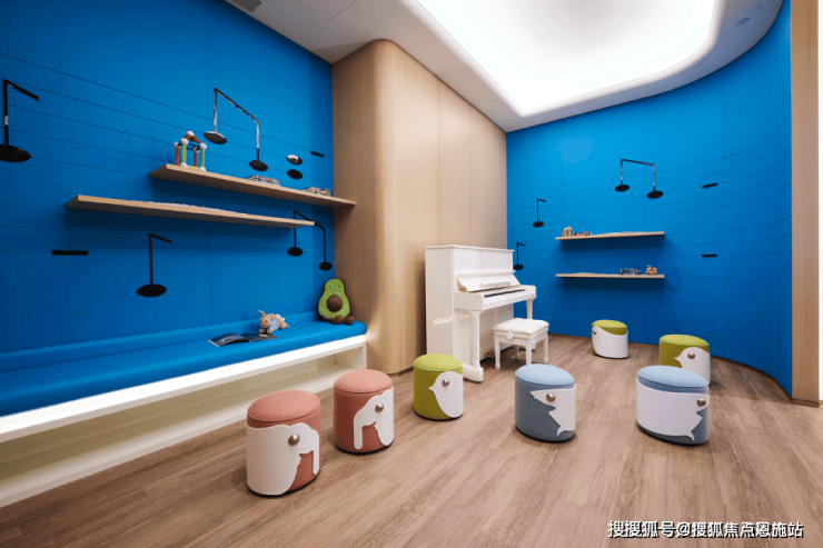 建工eic儿童活动室和琴房到了天光泳池,顶棚打开,天光泻入,充沛的阳光